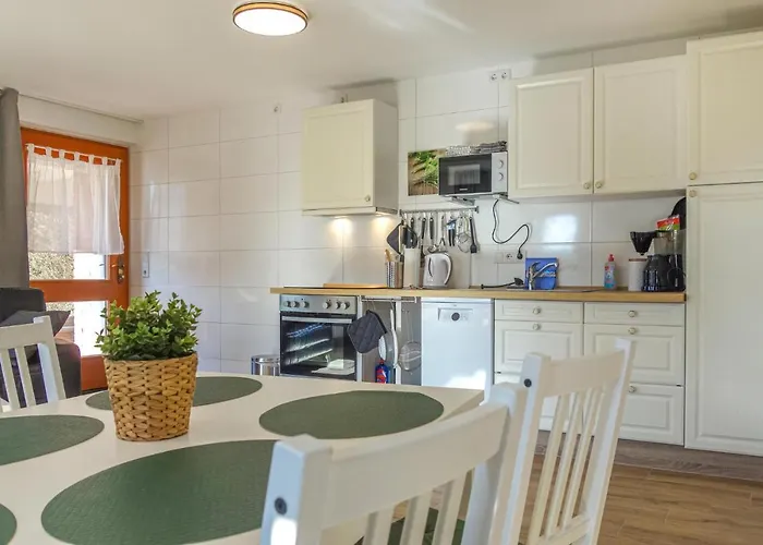 דירה In With Kitchen